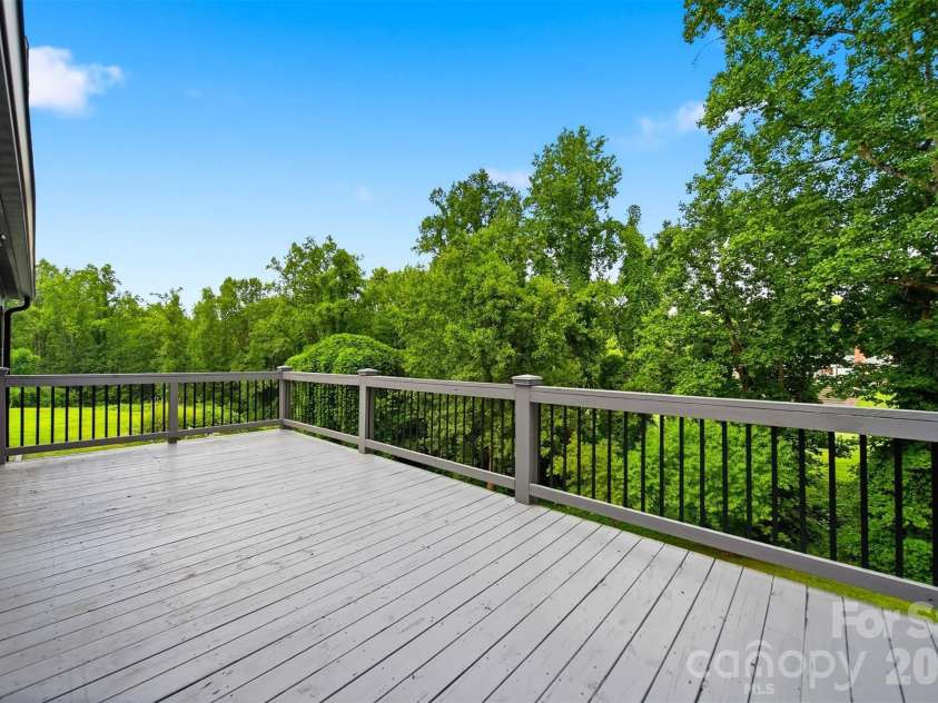 418 Arlington Circle, Lenoir, NC 28645.  MLS# CAR4390975, YatesRealty ID 34437. 