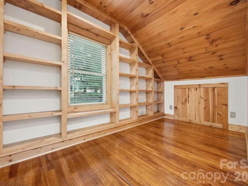 418 Arlington Circle, Lenoir, NC 28645.  MLS# CAR4390975, YatesRealty ID 34437. 