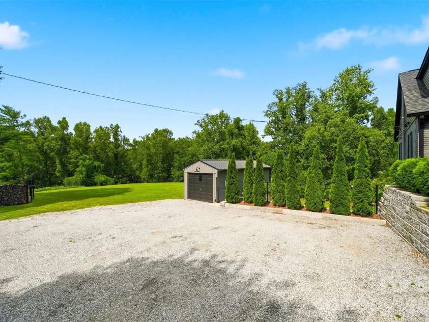 418 Arlington Circle, Lenoir, NC 28645.  MLS# CAR4390975, YatesRealty ID 34437. 