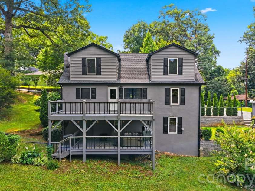 418 Arlington Circle, Lenoir, NC 28645.  MLS# CAR4390975, YatesRealty ID 34437. 