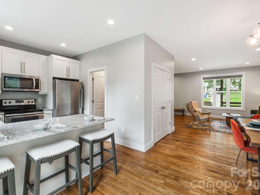 81 Bellevue Road, Asheville, NC 28803.  MLS# CAR4399071, YatesRealty ID 34442. 