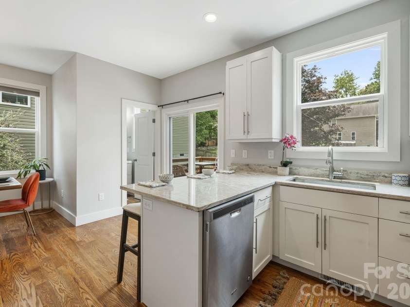 81 Bellevue Road, Asheville, NC 28803.  MLS# CAR4399071, YatesRealty ID 34442. 