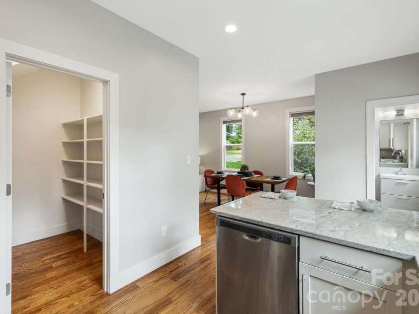 81 Bellevue Road, Asheville, NC 28803.  MLS# CAR4399071, YatesRealty ID 34442. 