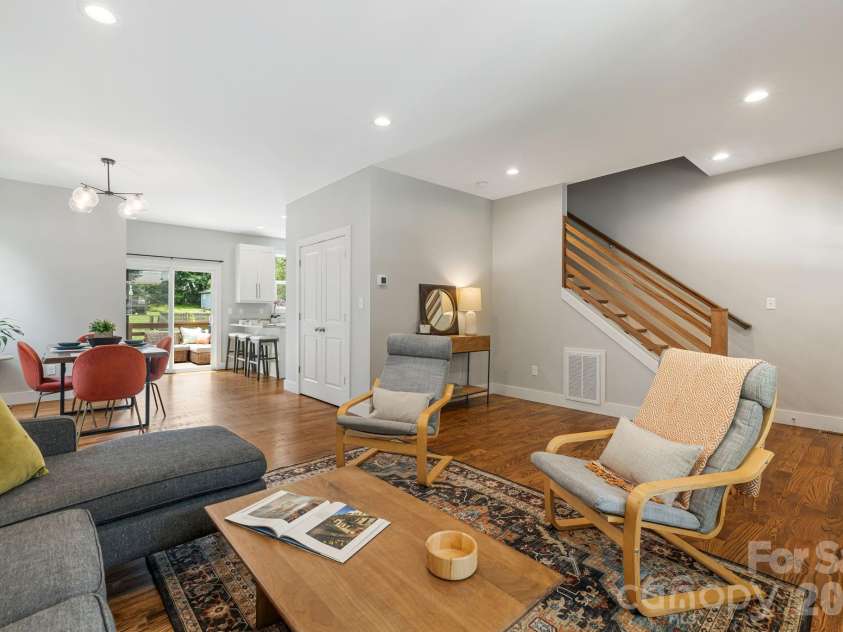 81 Bellevue Road, Asheville, NC 28803.  MLS# CAR4399071, YatesRealty ID 34442. Living room - open floorplan