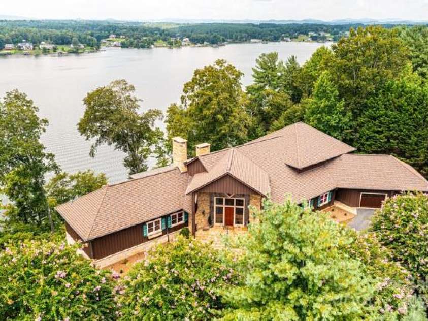 833 36th Avenue Place, Hickory, NC 28601.  MLS# CAR4296238, YatesRealty ID 34442. 