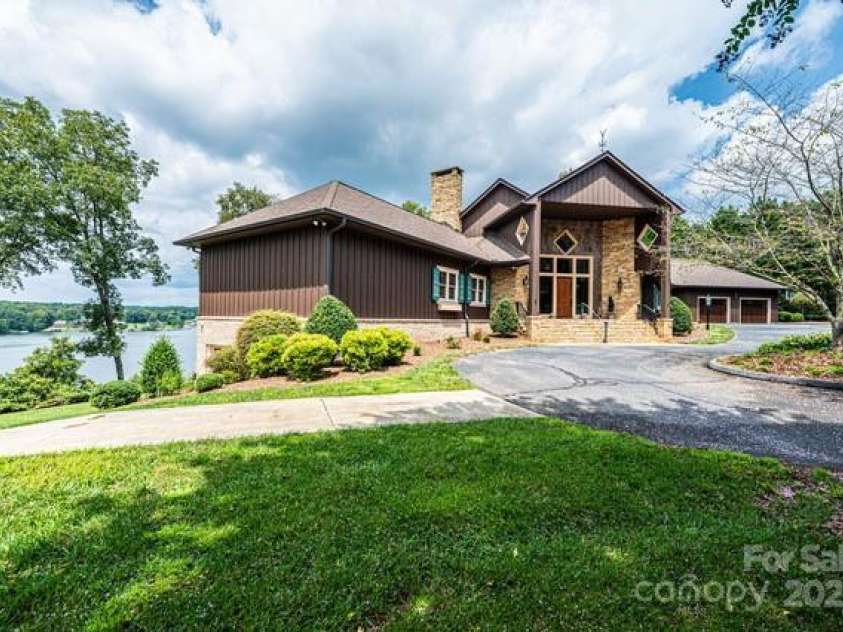 833 36th Avenue Place, Hickory, NC 28601.  MLS# CAR4296238, YatesRealty ID 34442. 