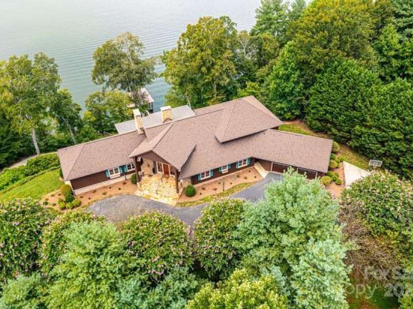 833 36th Avenue Place, Hickory, NC 28601.  MLS# CAR4296238, YatesRealty ID 34442. 