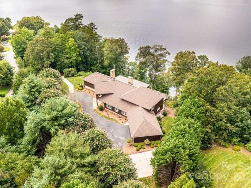 833 36th Avenue Place, Hickory, NC 28601.  MLS# CAR4296238, YatesRealty ID 34442. 