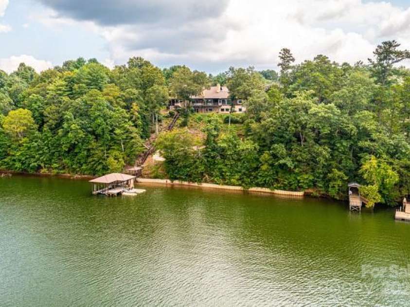 833 36th Avenue Place, Hickory, NC 28601.  MLS# CAR4296238, YatesRealty ID 34442. 