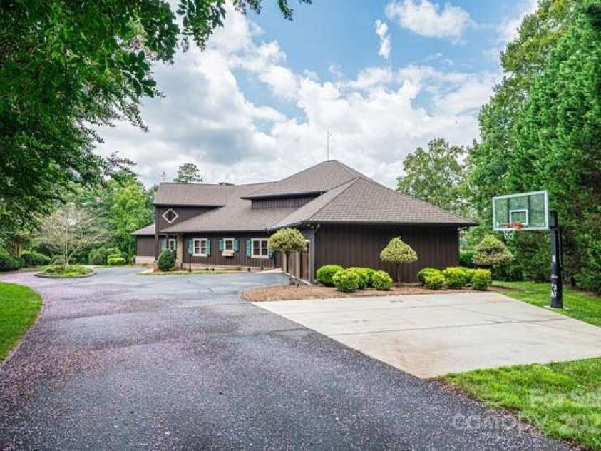 833 36th Avenue Place, Hickory, NC 28601.  MLS# CAR4296238, YatesRealty ID 34442. 