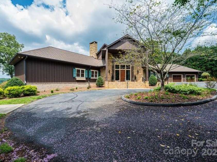 833 36th Avenue Place, Hickory, NC 28601.  MLS# CAR4296238, YatesRealty ID 34442. 