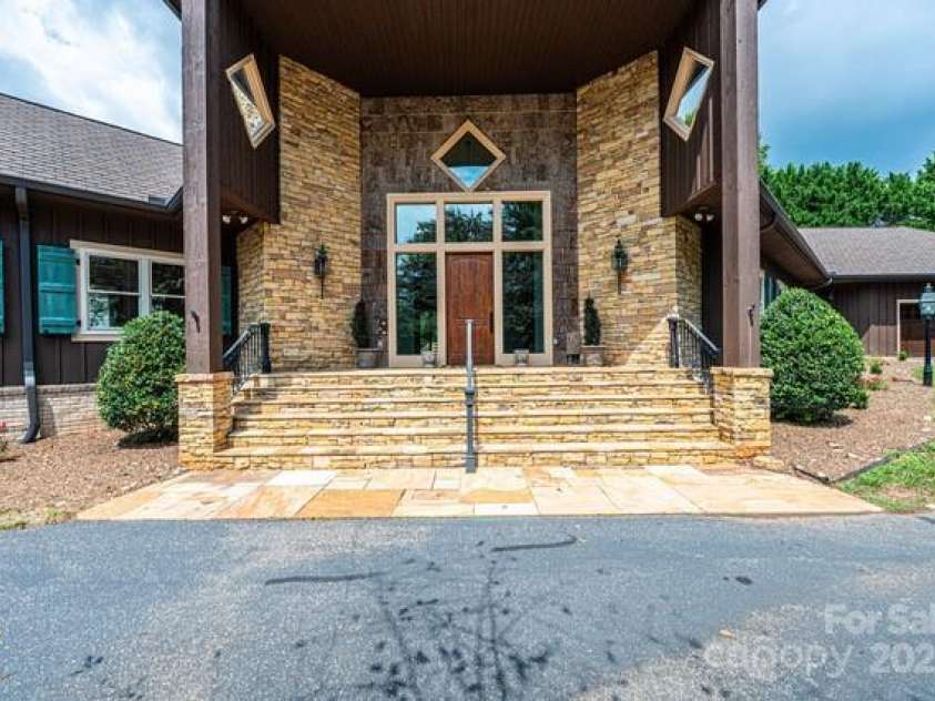 833 36th Avenue Place, Hickory, NC 28601.  MLS# CAR4296238, YatesRealty ID 34442. 