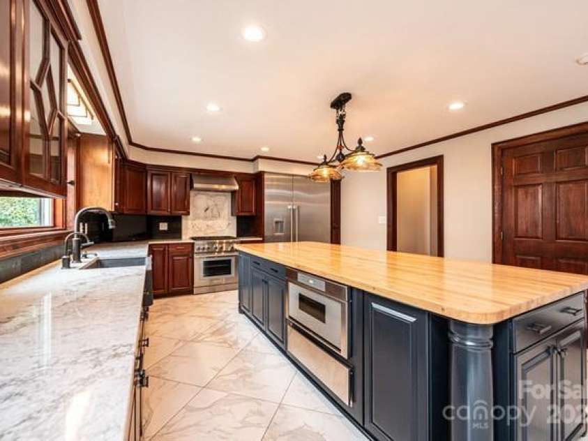 833 36th Avenue Place, Hickory, NC 28601.  MLS# CAR4296238, YatesRealty ID 34442. 