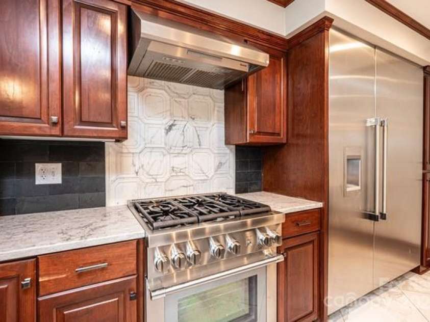 833 36th Avenue Place, Hickory, NC 28601.  MLS# CAR4296238, YatesRealty ID 34442. 