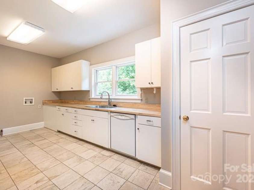 833 36th Avenue Place, Hickory, NC 28601.  MLS# CAR4296238, YatesRealty ID 34442. 