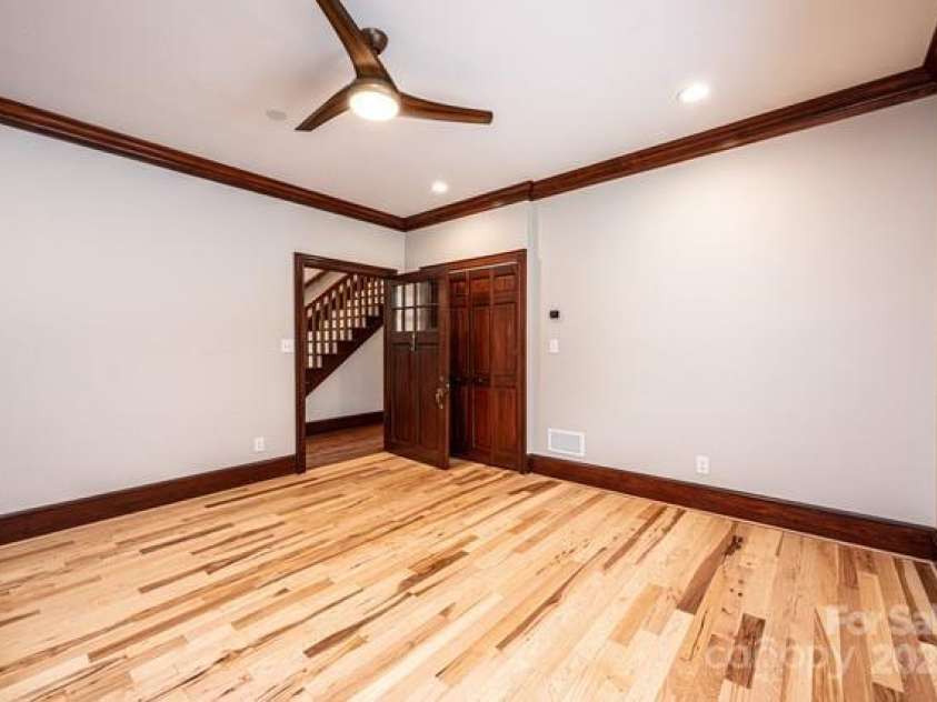 833 36th Avenue Place, Hickory, NC 28601.  MLS# CAR4296238, YatesRealty ID 34442. 