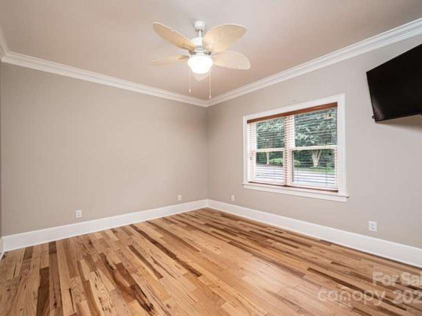 833 36th Avenue Place, Hickory, NC 28601.  MLS# CAR4296238, YatesRealty ID 34442. 