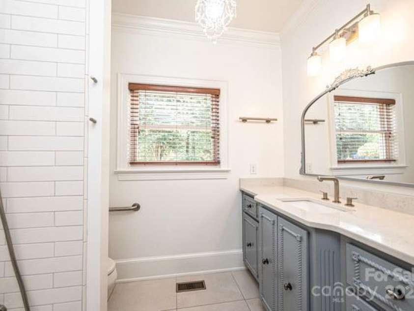 833 36th Avenue Place, Hickory, NC 28601.  MLS# CAR4296238, YatesRealty ID 34442. 