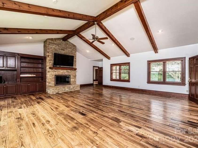 833 36th Avenue Place, Hickory, NC 28601.  MLS# CAR4296238, YatesRealty ID 34442. 