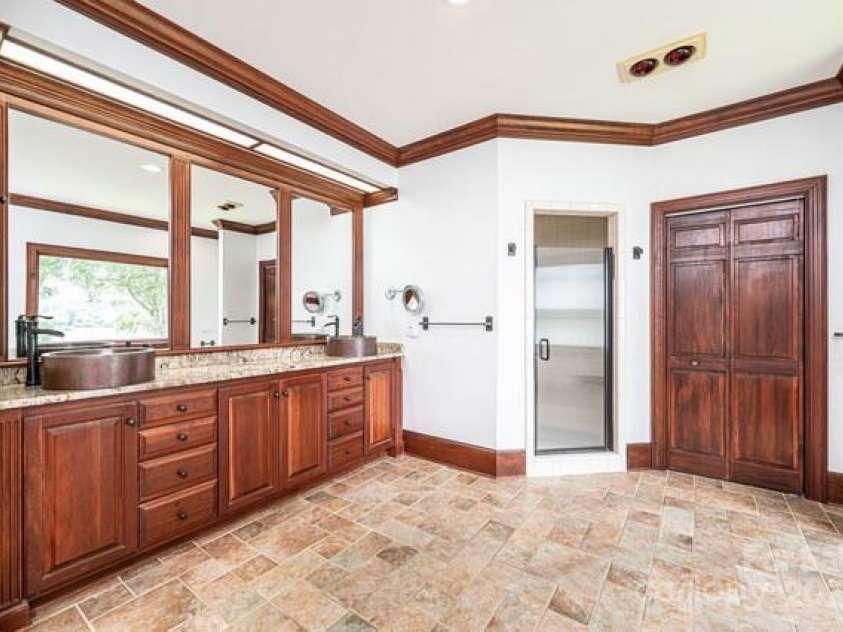 833 36th Avenue Place, Hickory, NC 28601.  MLS# CAR4296238, YatesRealty ID 34442. 