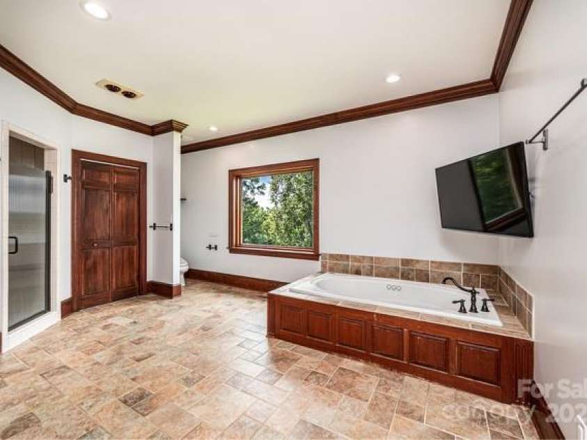 833 36th Avenue Place, Hickory, NC 28601.  MLS# CAR4296238, YatesRealty ID 34442. 