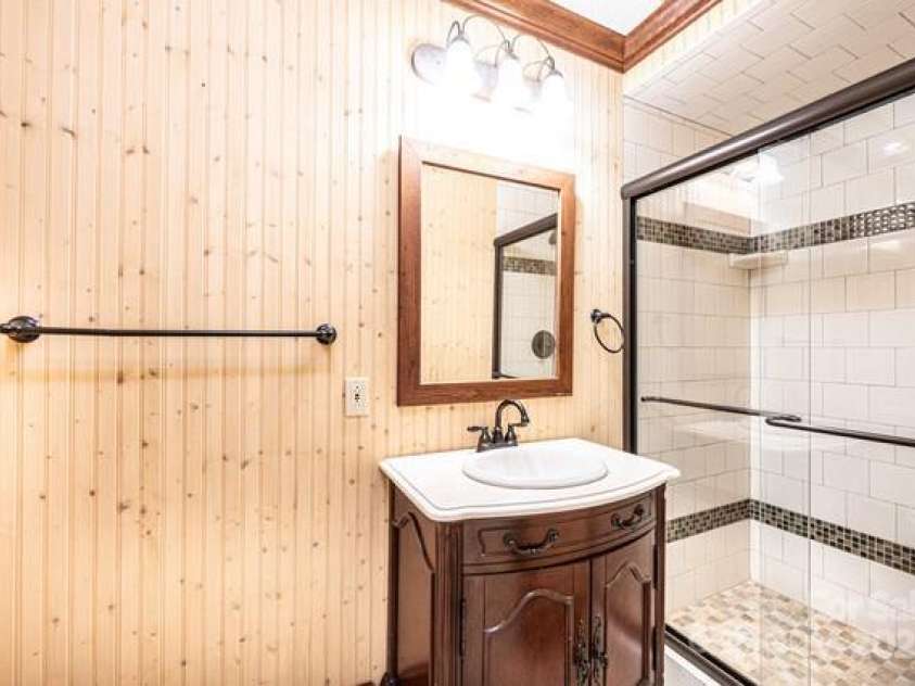 833 36th Avenue Place, Hickory, NC 28601.  MLS# CAR4296238, YatesRealty ID 34442. 