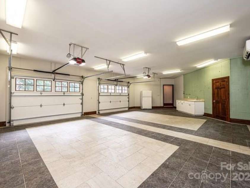 833 36th Avenue Place, Hickory, NC 28601.  MLS# CAR4296238, YatesRealty ID 34442. 