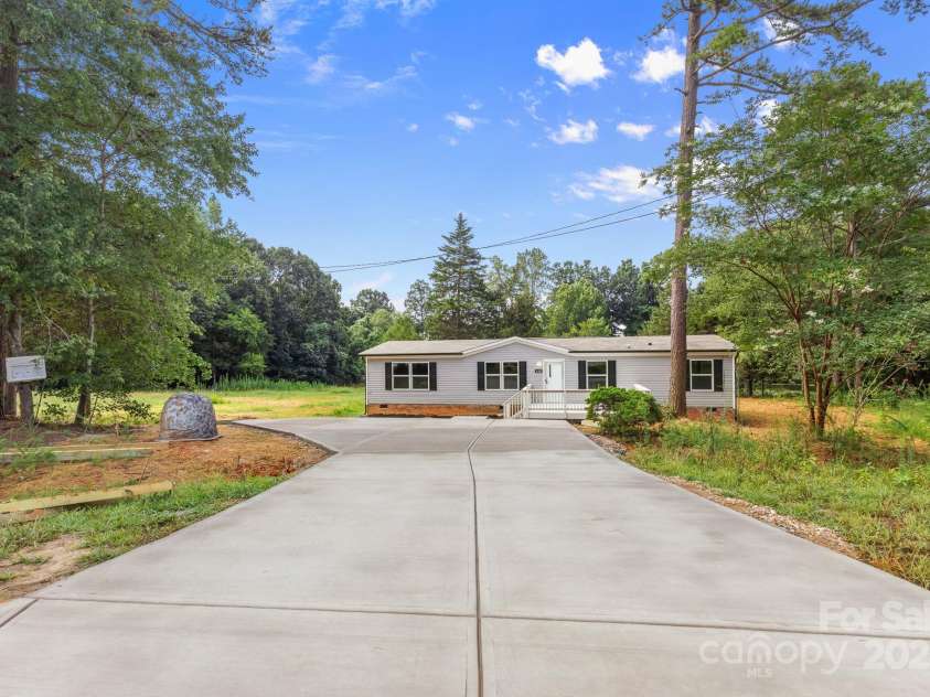 143 Lakewind Drive, Mooresville, NC 28115.  MLS# CAR4236012, YatesRealty ID 34444. 