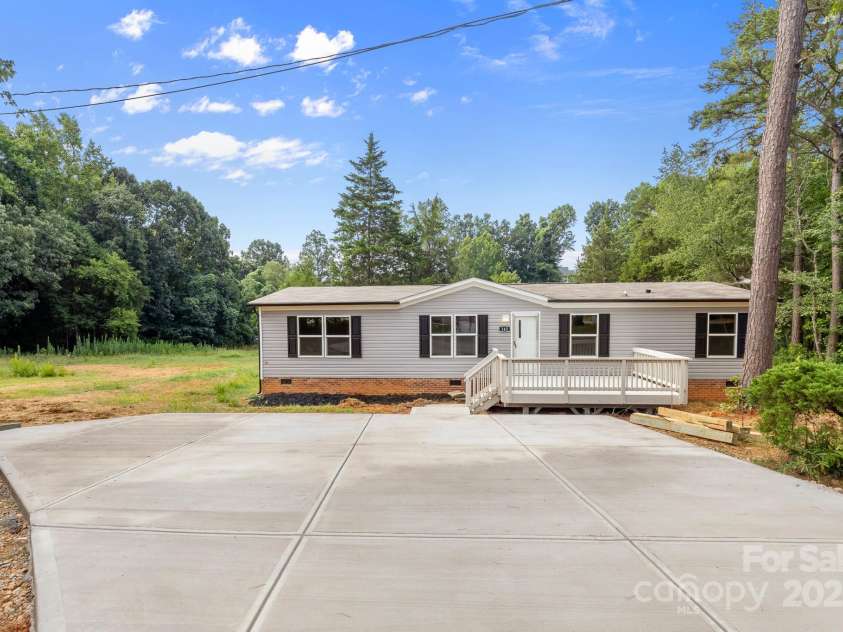 143 Lakewind Drive, Mooresville, NC 28115.  MLS# CAR4236012, YatesRealty ID 34444. 