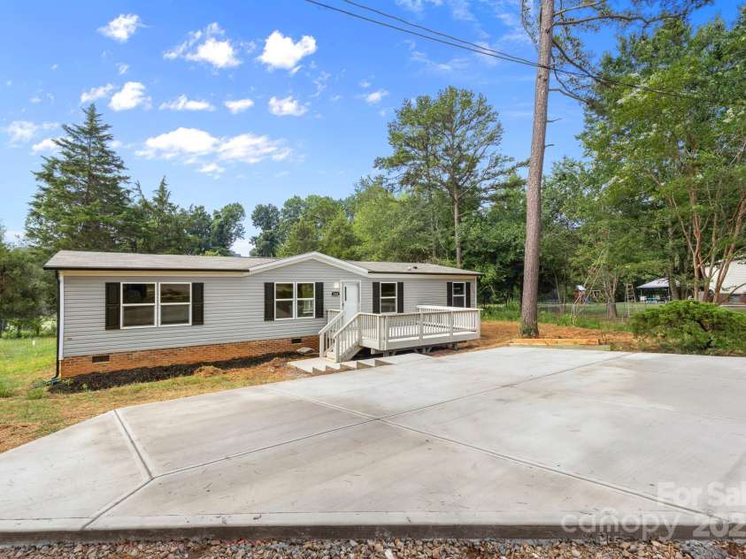 143 Lakewind Drive, Mooresville, NC 28115.  MLS# CAR4236012, YatesRealty ID 34444. 
