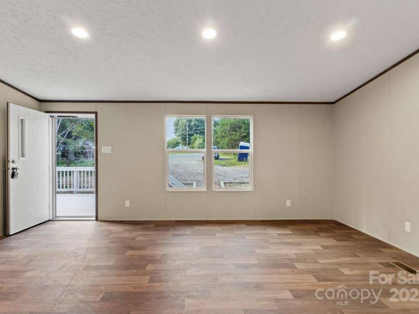143 Lakewind Drive, Mooresville, NC 28115.  MLS# CAR4236012, YatesRealty ID 34444. 