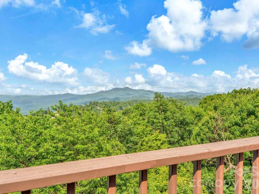 483 Green Hill Drive, Blowing Rock, NC 28605.  MLS# CAR4396088, YatesRealty ID 34445. 