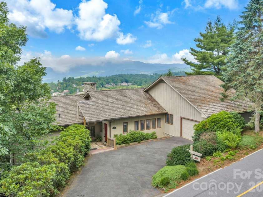 483 Green Hill Drive, Blowing Rock, NC 28605.  MLS# CAR4396088, YatesRealty ID 34445. 