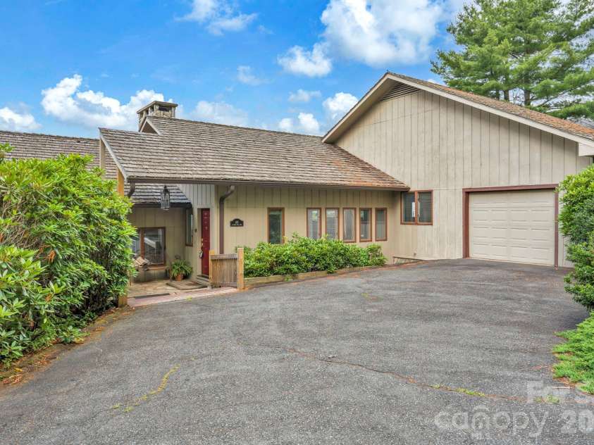 483 Green Hill Drive, Blowing Rock, NC 28605.  MLS# CAR4396088, YatesRealty ID 34445. 