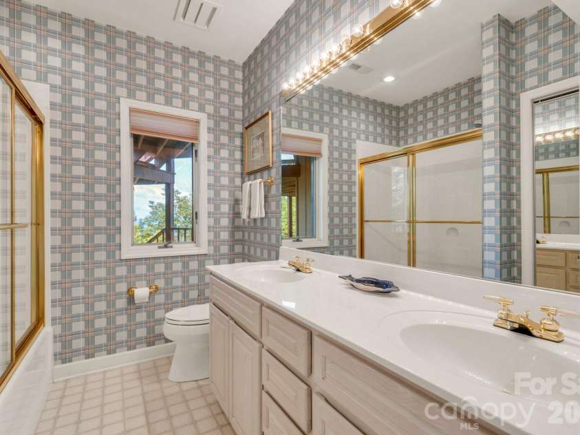 483 Green Hill Drive, Blowing Rock, NC 28605.  MLS# CAR4396088, YatesRealty ID 34445. Lower-level full bath