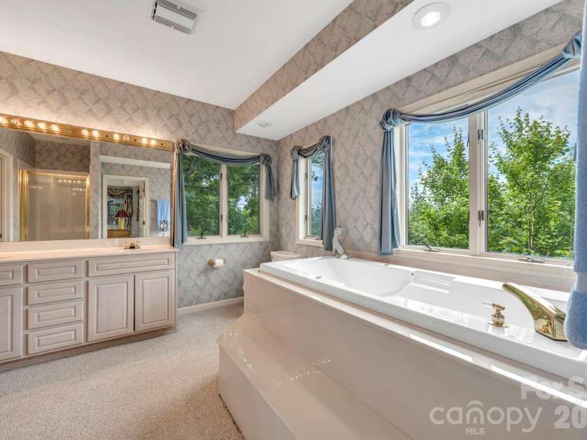483 Green Hill Drive, Blowing Rock, NC 28605.  MLS# CAR4396088, YatesRealty ID 34445. Lower-level suite 1 full bath
