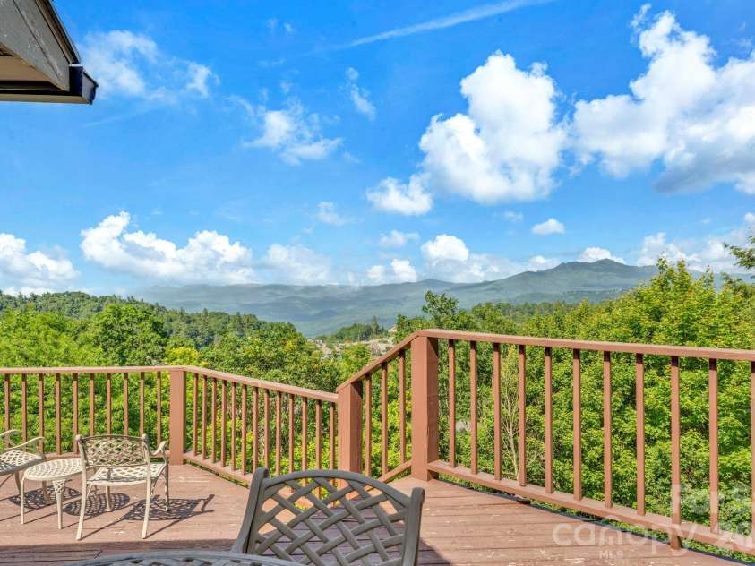 483 Green Hill Drive, Blowing Rock, NC 28605.  MLS# CAR4396088, YatesRealty ID 34445. Main-level deck