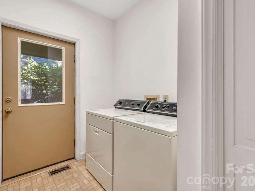 483 Green Hill Drive, Blowing Rock, NC 28605.  MLS# CAR4396088, YatesRealty ID 34445. Main-level laundry room