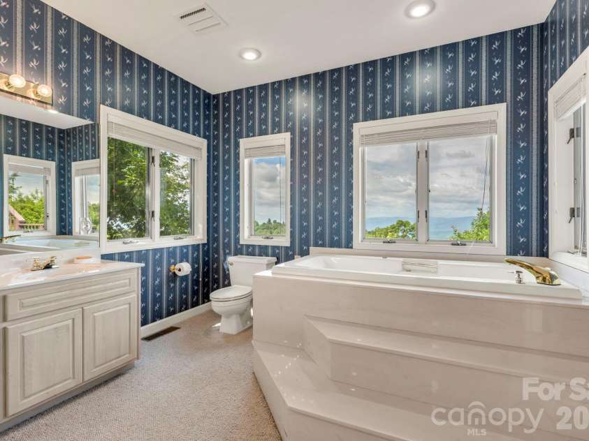 483 Green Hill Drive, Blowing Rock, NC 28605.  MLS# CAR4396088, YatesRealty ID 34445. Main-level primary suite full bath