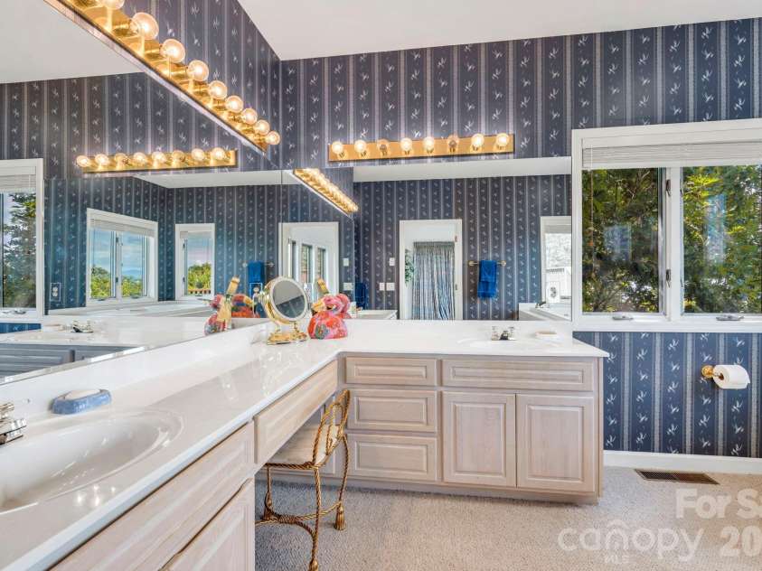 483 Green Hill Drive, Blowing Rock, NC 28605.  MLS# CAR4396088, YatesRealty ID 34445. Main-level primary suite full bath