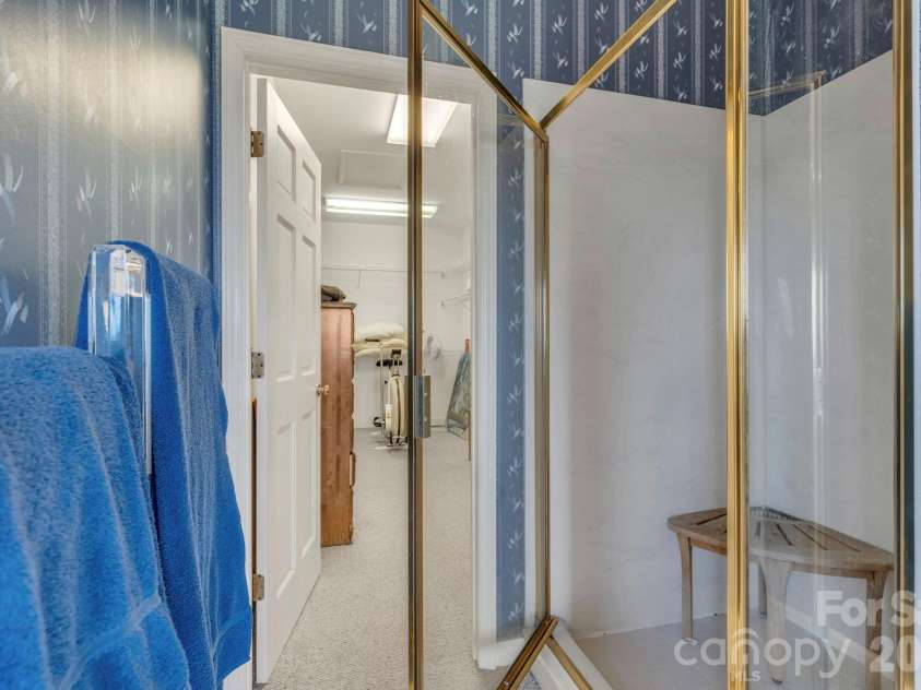 483 Green Hill Drive, Blowing Rock, NC 28605.  MLS# CAR4396088, YatesRealty ID 34445. Main-level primary suite full bath