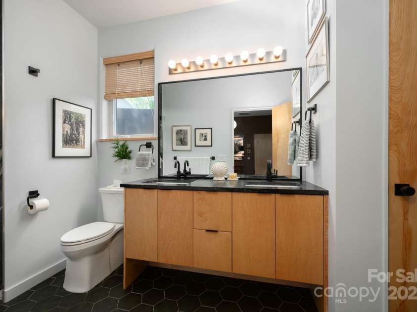 26 Winnfred Street, Asheville, NC 28806.  MLS# CAR4293290, YatesRealty ID 34446. Ensuite Full Bathroom