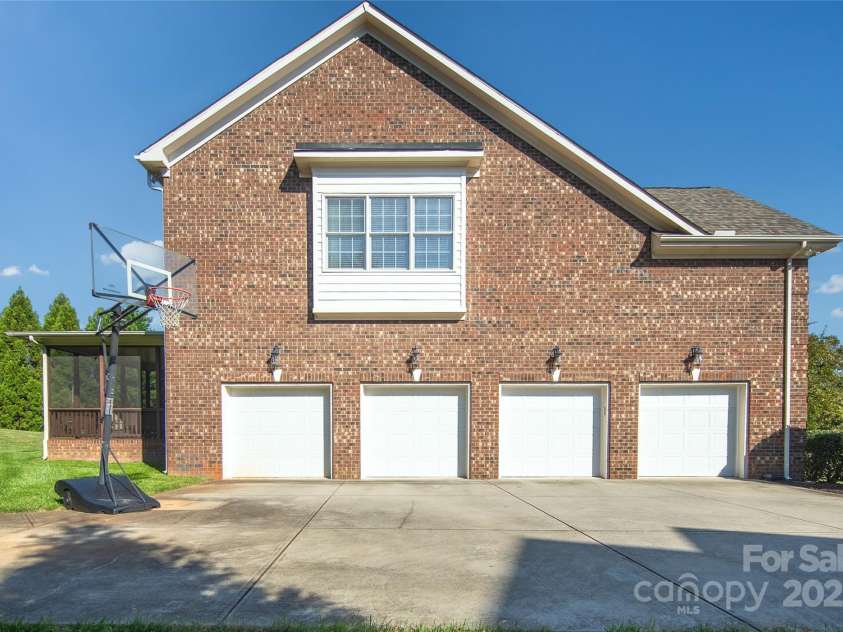 512 Appomatox Drive, Marvin, NC 28173.  MLS# CAR4269133, YatesRealty ID 34447. 4 car garage