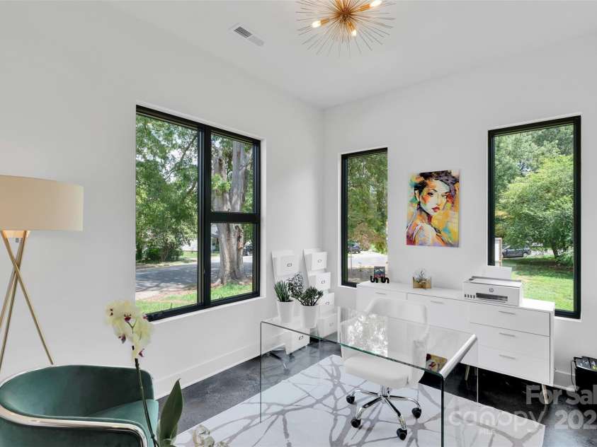 2421 Roslyn Avenue, Charlotte, NC 28208.  MLS# CAR4288069, YatesRealty ID 34449. 