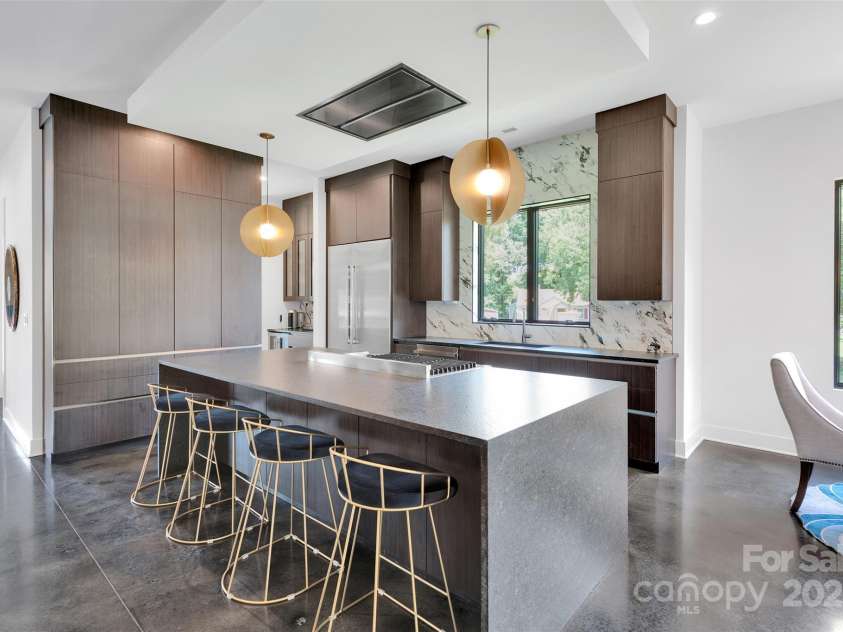 2421 Roslyn Avenue, Charlotte, NC 28208.  MLS# CAR4288069, YatesRealty ID 34449. 