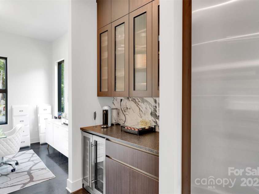 2421 Roslyn Avenue, Charlotte, NC 28208.  MLS# CAR4288069, YatesRealty ID 34449. 