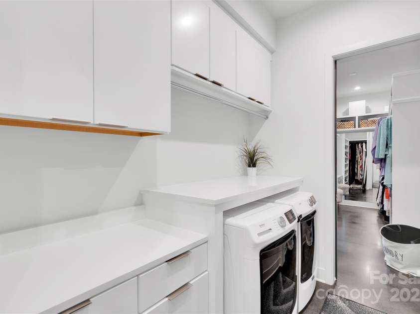 2421 Roslyn Avenue, Charlotte, NC 28208.  MLS# CAR4288069, YatesRealty ID 34449. 