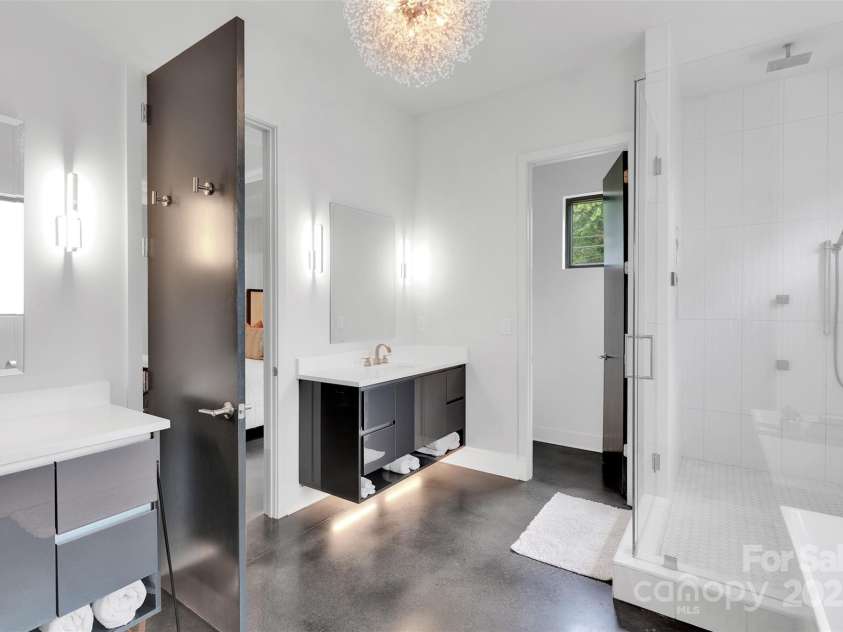 2421 Roslyn Avenue, Charlotte, NC 28208.  MLS# CAR4288069, YatesRealty ID 34449. 