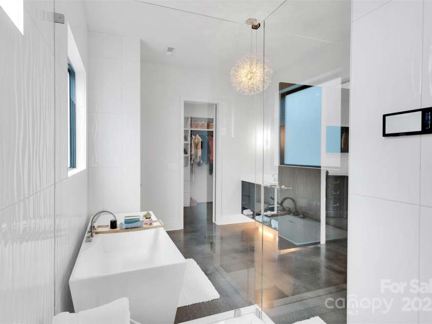 2421 Roslyn Avenue, Charlotte, NC 28208.  MLS# CAR4288069, YatesRealty ID 34449. 