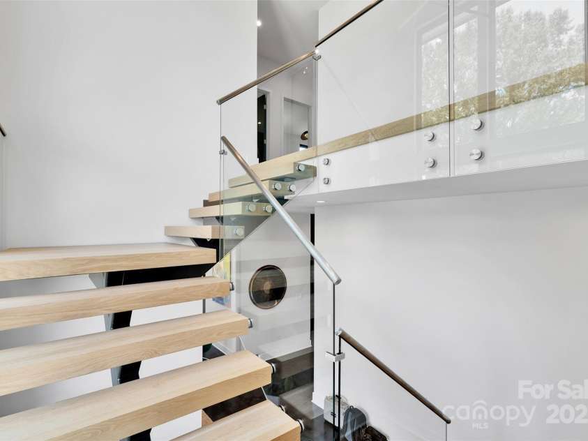 2421 Roslyn Avenue, Charlotte, NC 28208.  MLS# CAR4288069, YatesRealty ID 34449. 